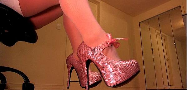  Erotic hypnotist trancing slaves with pink heels
